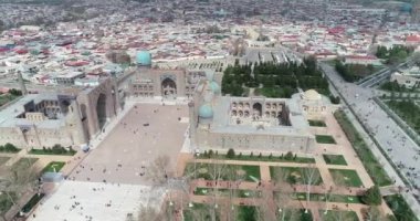 Aerial cityscape Registan Meydanı eski Özbek mimarisini keşfetmek ve büyük mozaik süslemeleri, Semerkant, Özbekistan zevk için en iyi yerdir.