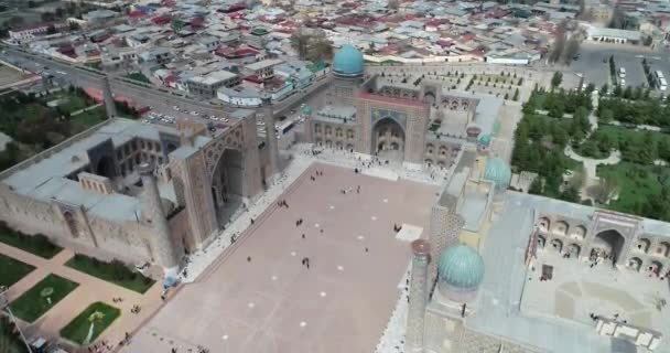 Paesaggio aereo La Piazza Registan è il posto migliore per scoprire la vecchia architettura uzbeka e per godersi le grandi decorazioni a mosaico, Samarcanda, Uzbekistan . — Video Stock