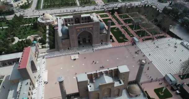 Повітряний міський пейзаж площа Регістан є найкращим місцем для виявлення старої узбецької архітектури і насолодитися великим мозаїчним декором, Самарканд, Узбекистан. — стокове відео