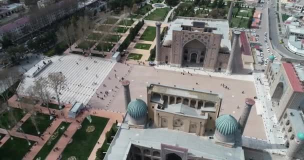 Aerial cityscape The Registan Square is the best place to discover the old Uzbek architecture and to enjoy the great mosaic decorations, Samarkand, Uzbekistan. — Stock Video