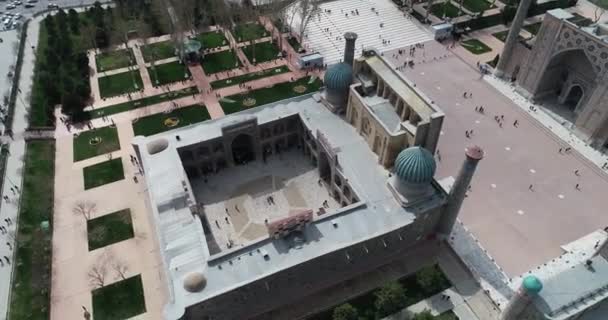 Aerial stadsbild den Registan Square är det bästa stället att upptäcka den gamla uzbekiska arkitekturen och njuta av den stora mosaiken dekorationer, Samarkand, Uzbekistan. — Stockvideo