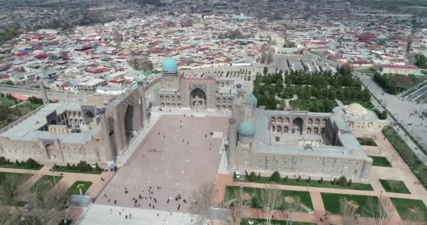 Повітряний міський пейзаж площа Регістан є найкращим місцем для виявлення старої узбецької архітектури і насолодитися великим мозаїчним декором, Самарканд, Узбекистан. — стокове відео