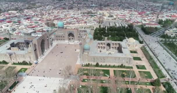 Paysage Urbain Aérien La Place du Registan est le meilleur endroit pour découvrir la vieille architecture ouzbèke et profiter des grandes décorations en mosaïque, Samarkand, Ouzbékistan . — Video