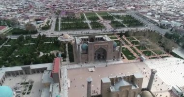 Aerial cityscape Registan Meydanı eski Özbek mimarisini keşfetmek ve büyük mozaik süslemeleri, Semerkant, Özbekistan zevk için en iyi yerdir.