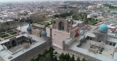 Aerial cityscape Registan Meydanı eski Özbek mimarisini keşfetmek ve büyük mozaik süslemeleri, Semerkant, Özbekistan zevk için en iyi yerdir.