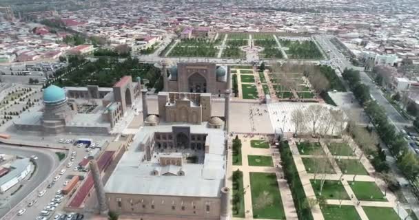 Aerial cityscape The Registan Square is the best place to discover the old Uzbek architecture and to enjoy the great mosaic decorations, Samarkand, Uzbekistan. — Stock Video
