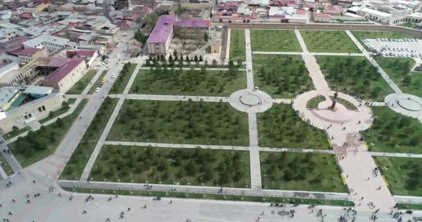 Lucht stadsgezicht het Registan Plein is de beste plek om de oude Oezbeekse architectuur te ontdekken en te genieten van de grote mozaïek decoraties, Samarkand, Oezbekistan. — Stockvideo