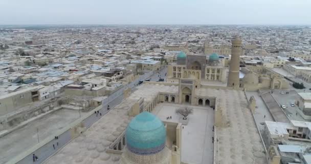 O maravilhoso dentro da mesquita Kalon Bukhara, no Uzbequistão. Património Mundial da UNESCO . — Vídeo de Stock