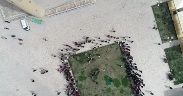 우즈베키스탄 부카라 - 2018년 10월 8일: 우즈베키스탄 히바의 팔라본 마흐무드 영묘에서 바라보는 측면 전망은 오스만 문화 활동자에 관한 것입니다.. — 비디오