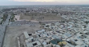 Hava Kunya-Ark kalenin yüksek kulesi, Itchan Kala surları ile çevrili - Khiva ortaçağ tahkimatı, Özbekistan.