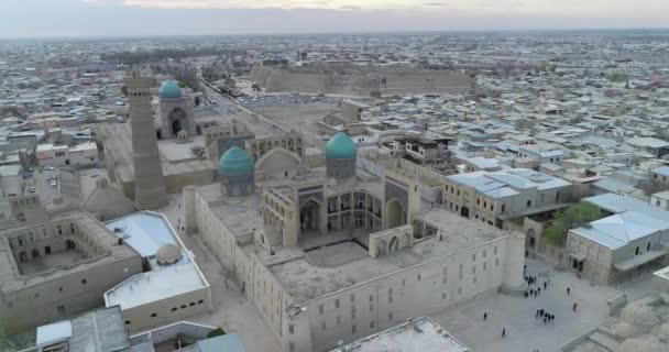 O maravilhoso dentro da mesquita Kalon Bukhara, no Uzbequistão. Património Mundial da UNESCO . — Vídeo de Stock