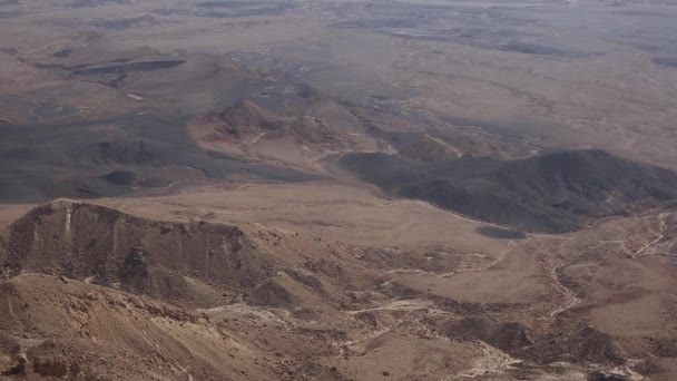 Makhtesh Ramon Crater i Negev-öknen, Israel. — Stockvideo