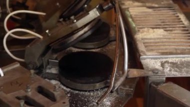 bir sokak festivalinde eski profesyonel krep üreticisi. pancake pancake gözleme hafta.