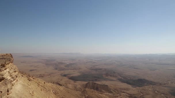 Makhtesh Ramon kraterde Negev Çölü, İsrail. — Stok video