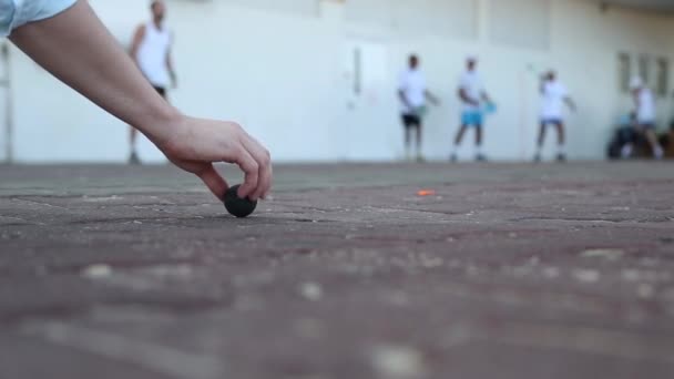 Tel Avivi Israel 04 09 2018: man kneaden op het sportveld voor de competitie met de partner in het Squash spel. Corporate sport. mobiel spel met racket en bal. — Stockvideo