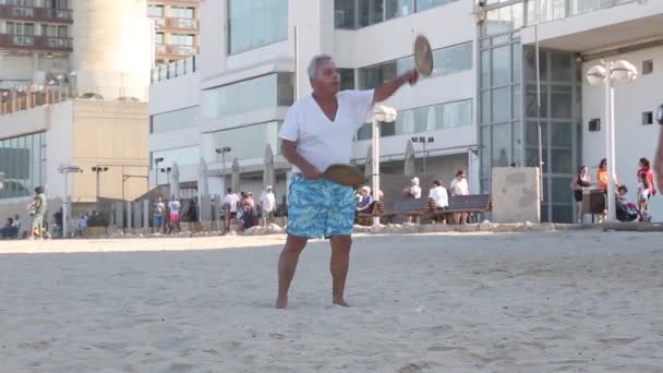 TEL AVIVI ISRAEL 04 09 2018: hombre amasa en el campo de deportes antes de la competición con el compañero en el partido de squash. deporte corporativo. juego móvil con raqueta y pelota . — Vídeos de Stock