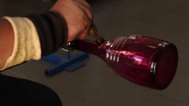 Glasbläser professionelle Arbeit an Fackelflamme mit Glasrohren. Glasbläser, die schöne Glasstücke formen. ein Glasmacher brennt und bläst ein Kunstwerk. — Stockvideo