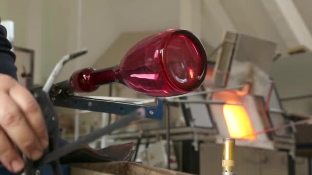 Soufflage de verre professionnel travaillant sur la flamme de la torche avec des tubes en verre. Ventilateur en verre formant beau morceau de verre. Un crafter de verre brûle et souffle une œuvre d'art . — Video