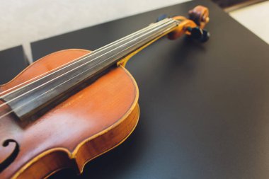 Karanlık masada keman, Yakın - ahşap zemin üzerinde keman kadar, koyu ahşap zemin keman müzikal üst görünümü, Vintage ve klasik müzik aleti orkestra kullanılan.