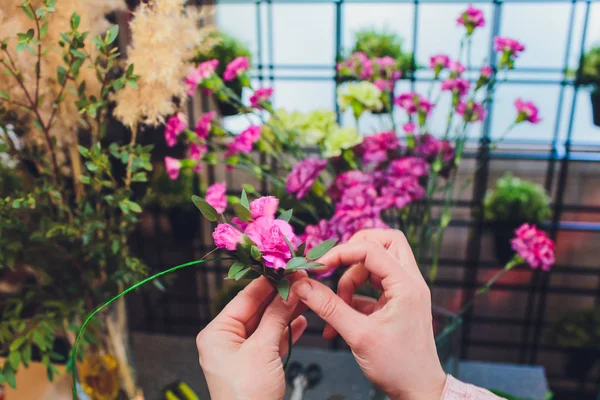 꽃다발 꽃집 꽃가게를 클로즈업하는 과정. 여성의 손과 구현. — 스톡 사진