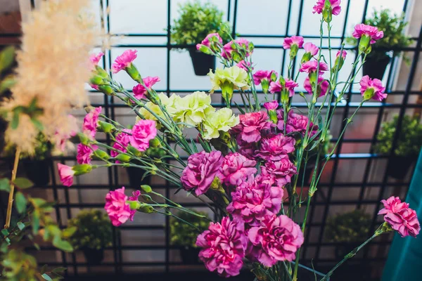 Process för att skapa en bukett blomsteraffär närbild. Kvinnan händer och implementera. — Stockfoto