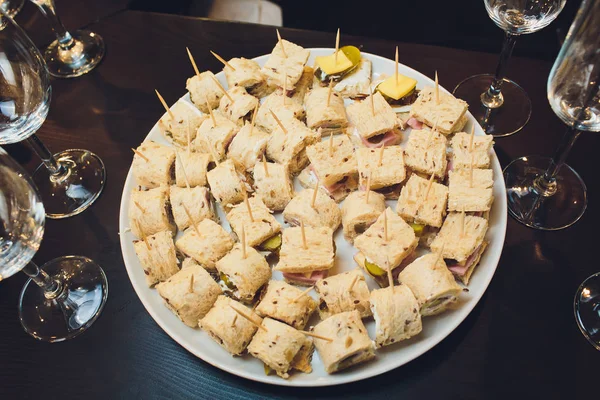 Onion and garlic colorful tapas on a silver platter. — Stock Photo, Image