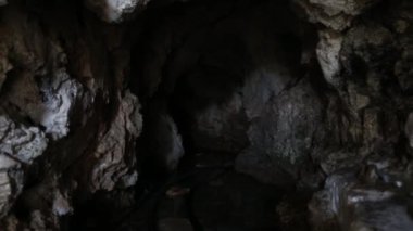 Speleoloji, bir mağara, bir zindan, karanlık bir tünel, yeraltı kazıları.