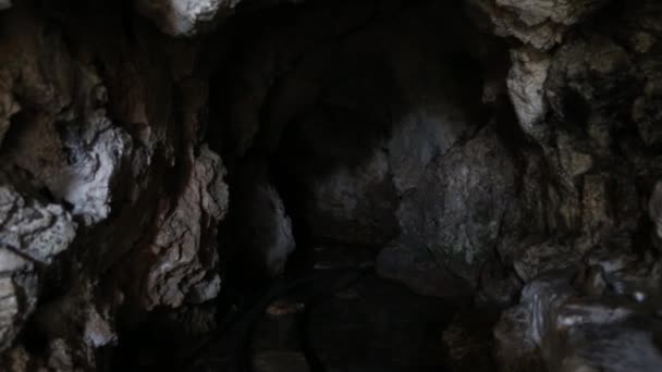 Espeleología, cueva, calabozo, túnel oscuro, excavaciones subterráneas . — Vídeo de stock