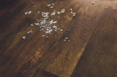 Üstten kopya alan görünümü ile ahşap zemin üzerinde Kırık ampul.