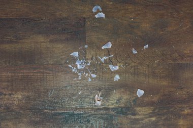 Üstten kopya alan görünümü ile ahşap zemin üzerinde Kırık ampul.