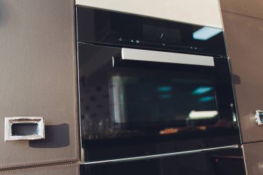 Tek Duvarlı Fırın İzole. Ev ve Entegre Mutfak Ev Aletleri. Büyük Kapasiteli Isınma Çekmeceli Paslanmaz Çelik Dahili Elektrikli Pirolitik Fırının Ön Görünümü.