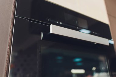 Tek Duvarlı Fırın İzole. Ev ve Entegre Mutfak Ev Aletleri. Büyük Kapasiteli Isınma Çekmeceli Paslanmaz Çelik Dahili Elektrikli Pirolitik Fırının Ön Görünümü.