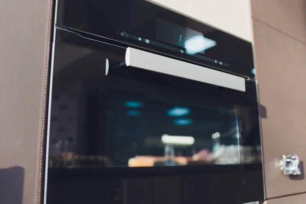 Enkel vägg ugn isolerad. Hushållsapparater och integrerade köksmaskiner för hushållsbruk. Framsidan av rostfrittstål inbyggd elektrisk pyrolytisk ugn med en stor kapacitet uppvärmning låda. — Stockfoto