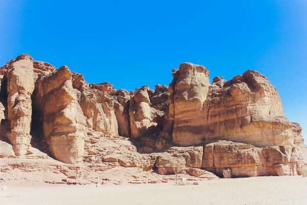 Timna Park és a Salamon oszlopok, sziklák a sivatagban, táj a sivatagban. Kis sziklás dombok. Kősivatag, vörös sivatag, napsütéses nap, magas hegyek, meleg, Timna Park, panoráma. — Stock Fotó