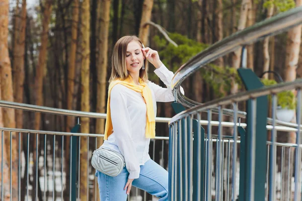 Hipster menina vestindo branco branco t-shirt e jeans posando contra rua estrada, estilo de roupa urbana minimalista . — Fotografia de Stock