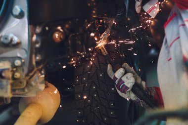 Otomotiv endüstrisinde profesyonel tamirci metal gövde arabalarını kıvılcımlarla dolduruyor..