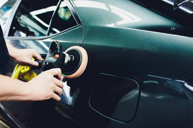 Araba Lehçe balmumu. Parlatıcı ve Lehçe araba holding işçi eller.