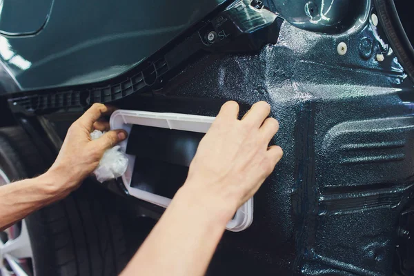 Trabajador de reparación en la industria automotriz detener la carrocería del coche antes de pintar o repintar en taller de reparación de automóviles . —  Fotos de Stock