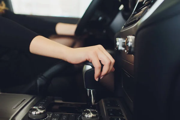 Женская рука на рычаге автоматической коробки передач, крупным планом . — стоковое фото