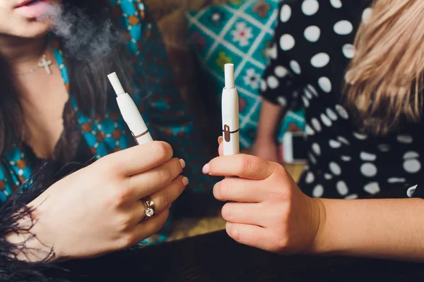 Technologie voor warmteniet-verbranding van tabaksproducten. Vrouw met e-sigaret in zijn hand voor het roken. — Stockfoto