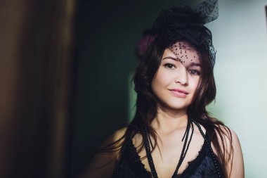 Siyah şapka şapka örgü bir kadının çok güzel dudakları.