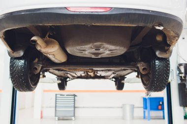 Araba autoservice araba asansörde ortaya çıkar.