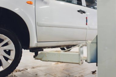 Araba autoservice araba asansörde ortaya çıkar.