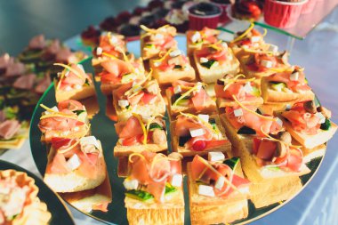 Kurumsal noel doğum günü partisi olay veya düğün kutlaması farklı gıda aperatifler ve mezeler ile dekore catering ziyafet masanın güzel canlı görünümü.