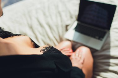 Web kamerasının önünde poz veren güzel, genç bir kız, seks mankeni olarak çalışıyor. İnternette flört etme, internette seks..