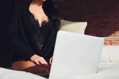 Web kamerasının önünde poz veren güzel, genç bir kız, seks mankeni olarak çalışıyor. İnternette flört etme, internette seks..