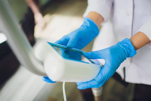 Médico dentista explica el implante de dientes al paciente en la clínica dental . — Foto de Stock