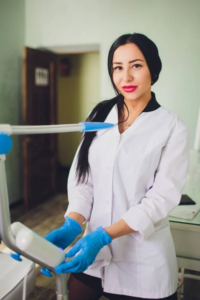 Zahnarzt erklärt dem Patienten in der Zahnklinik das Implantat der Zähne. — Stockfoto