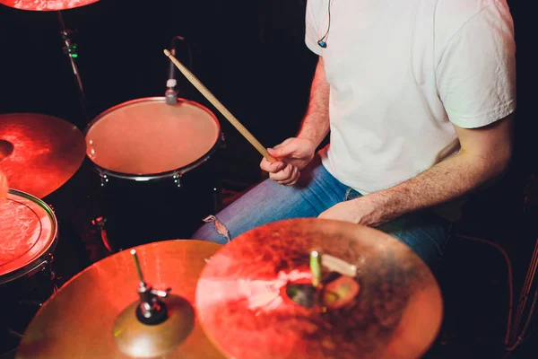 Musiker spielt Schlagzeug in Rockband. — Stockfoto