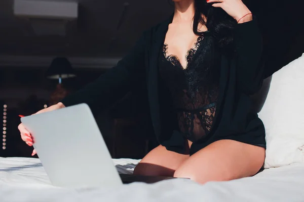 Gyönyörű, fiatal lány pózol egy webkamera előtt, szexuális modellként dolgozik. Az online flörtölés fogalma, szex az interneten. — Stock Fotó